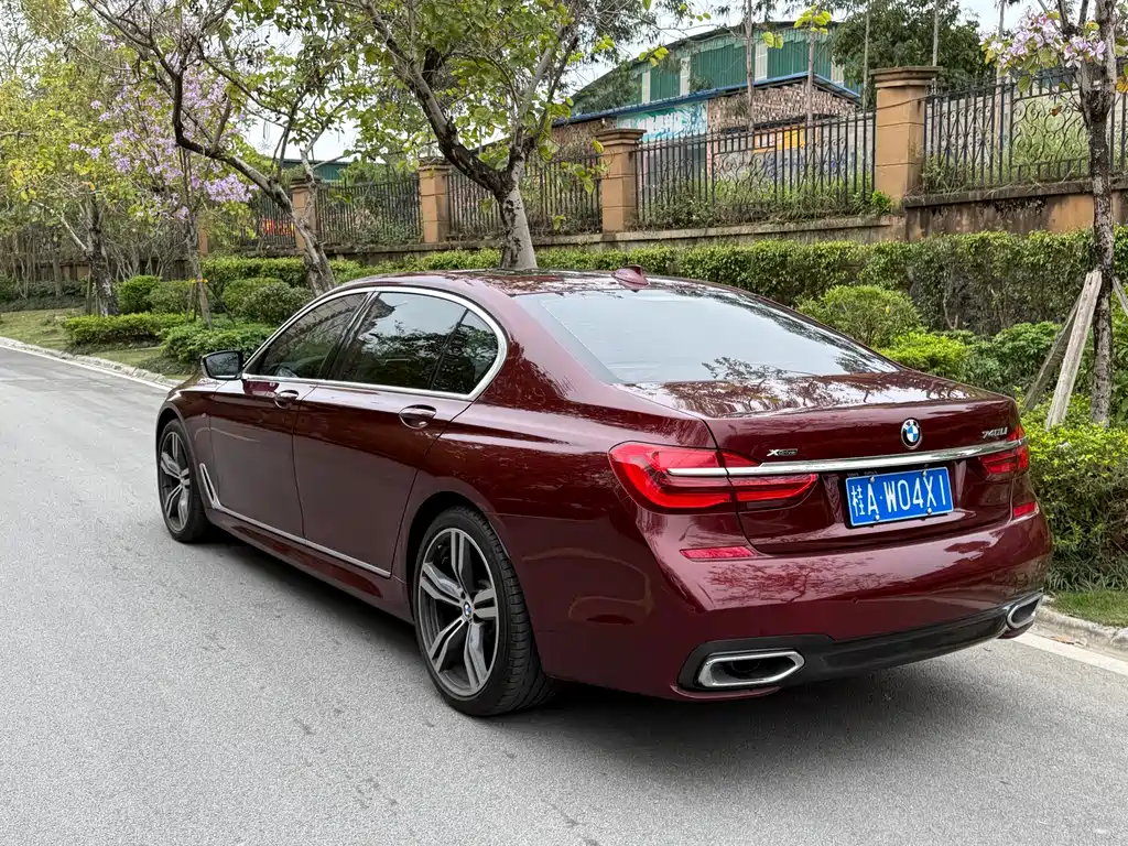 BMW 7 Series — фото 17