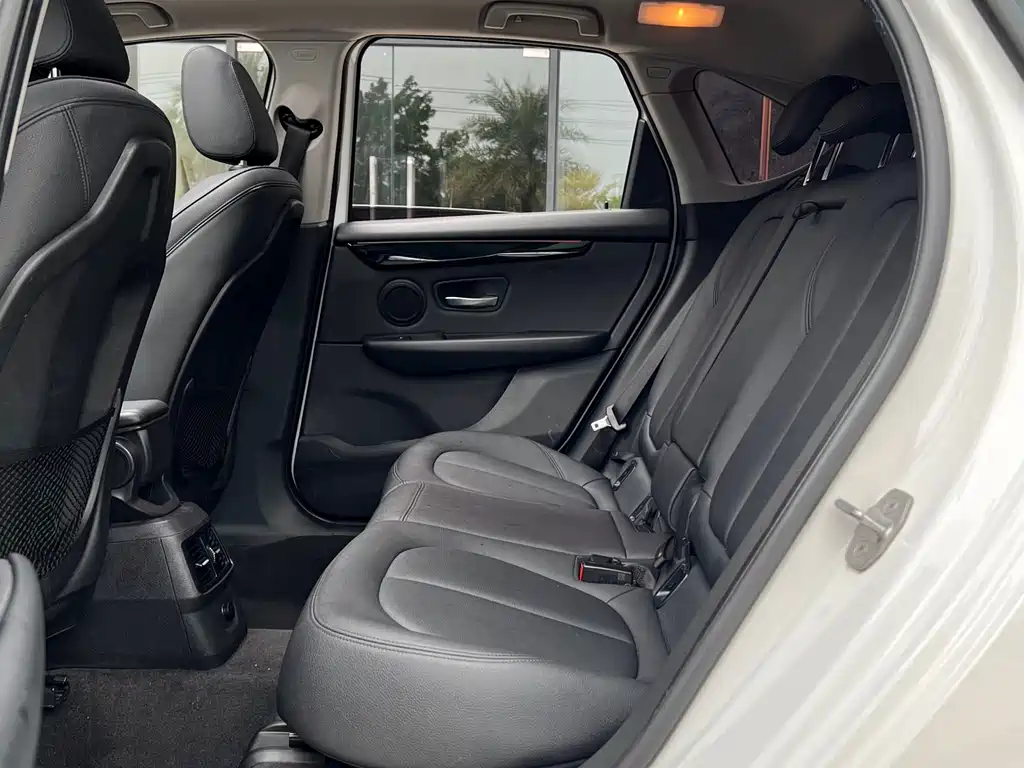 BMW 2 Series Active Tourer — фото 9