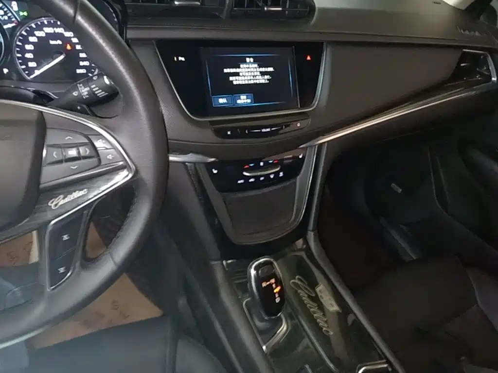 Cadillac XT5 — фото 13