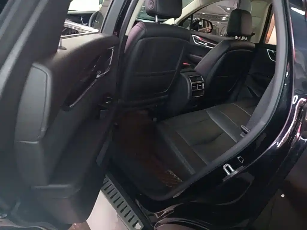 Cadillac XT5 — фото 17