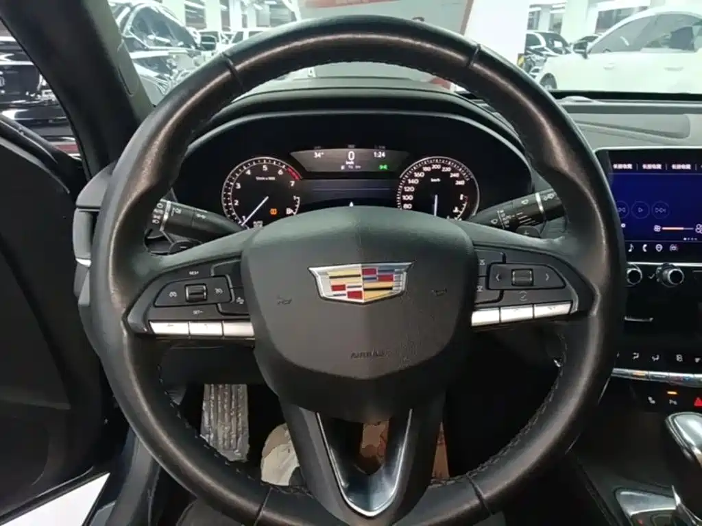 Cadillac CT4 — фото 11