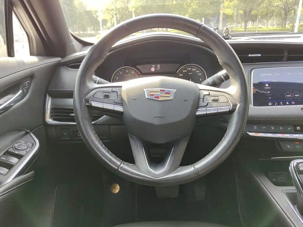 Cadillac XT4 — фото 23