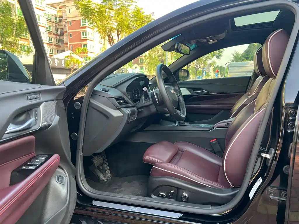 Cadillac CT4 — фото 8