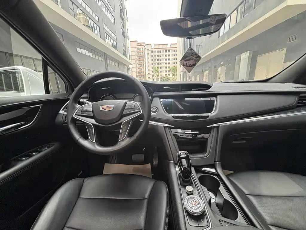 Cadillac XT5 — фото 8