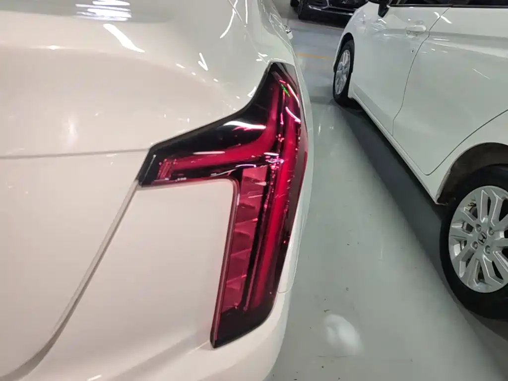 Cadillac CT5 — фото 8