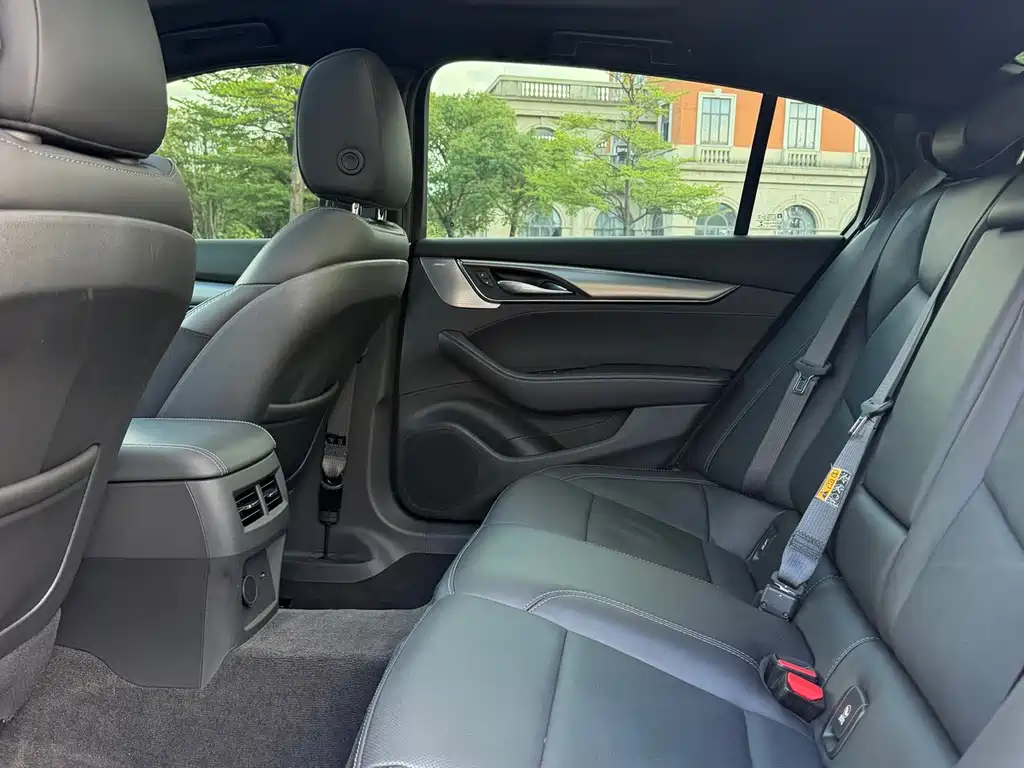 Cadillac CT5 — фото 11