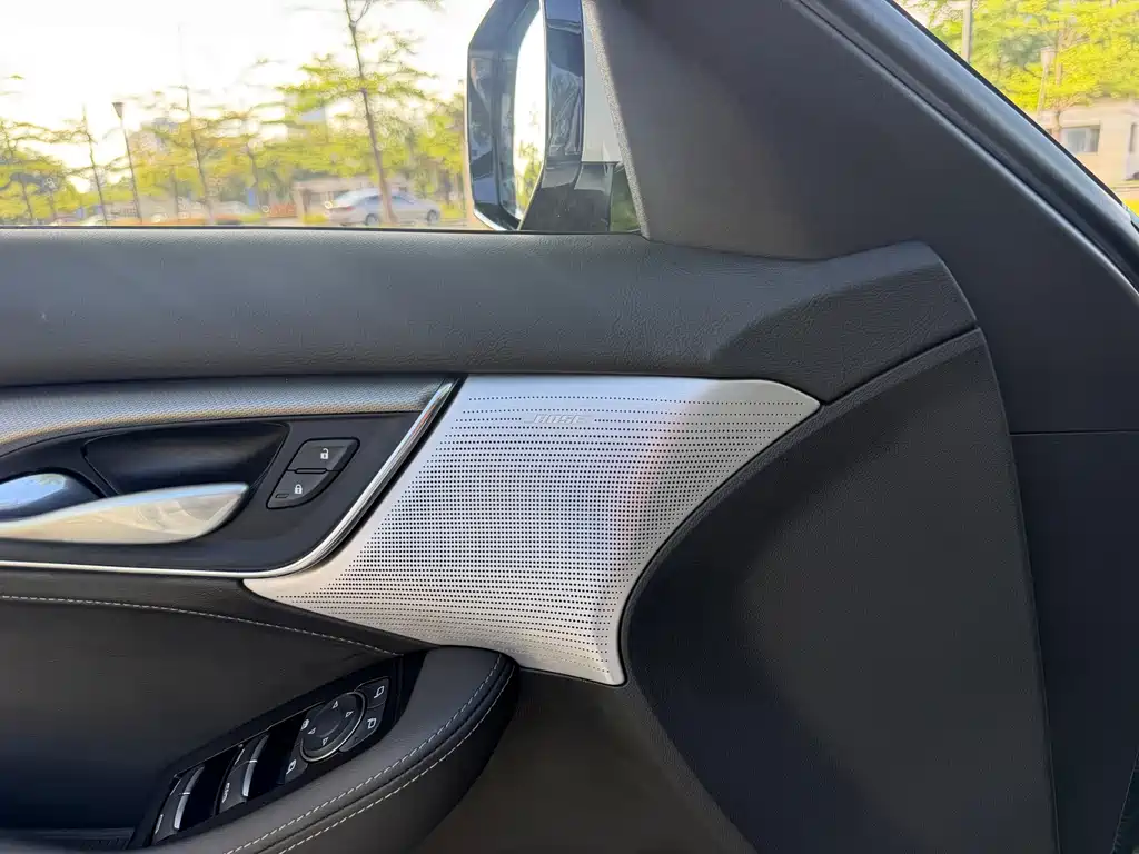 Cadillac CT5 — фото 13
