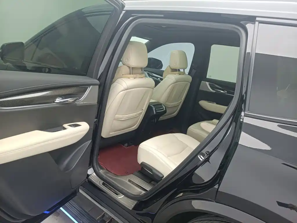 Cadillac XT6 — фото 10