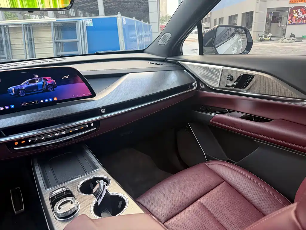 Cadillac XT5 — фото 8