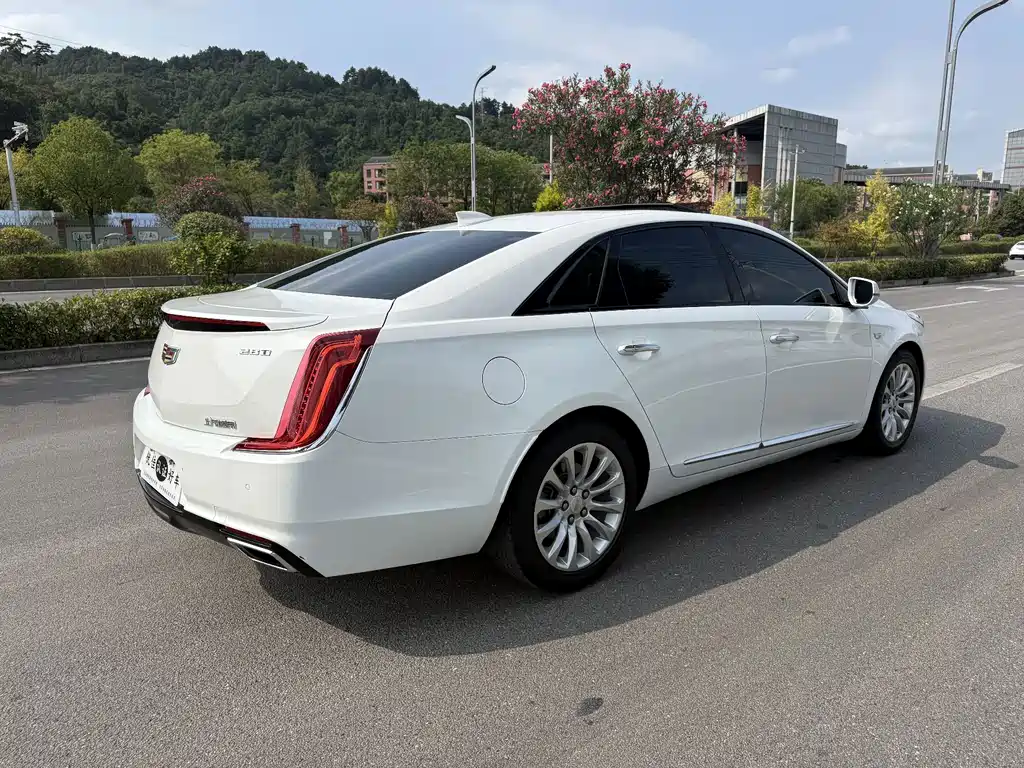 Cadillac XTS — фото 12