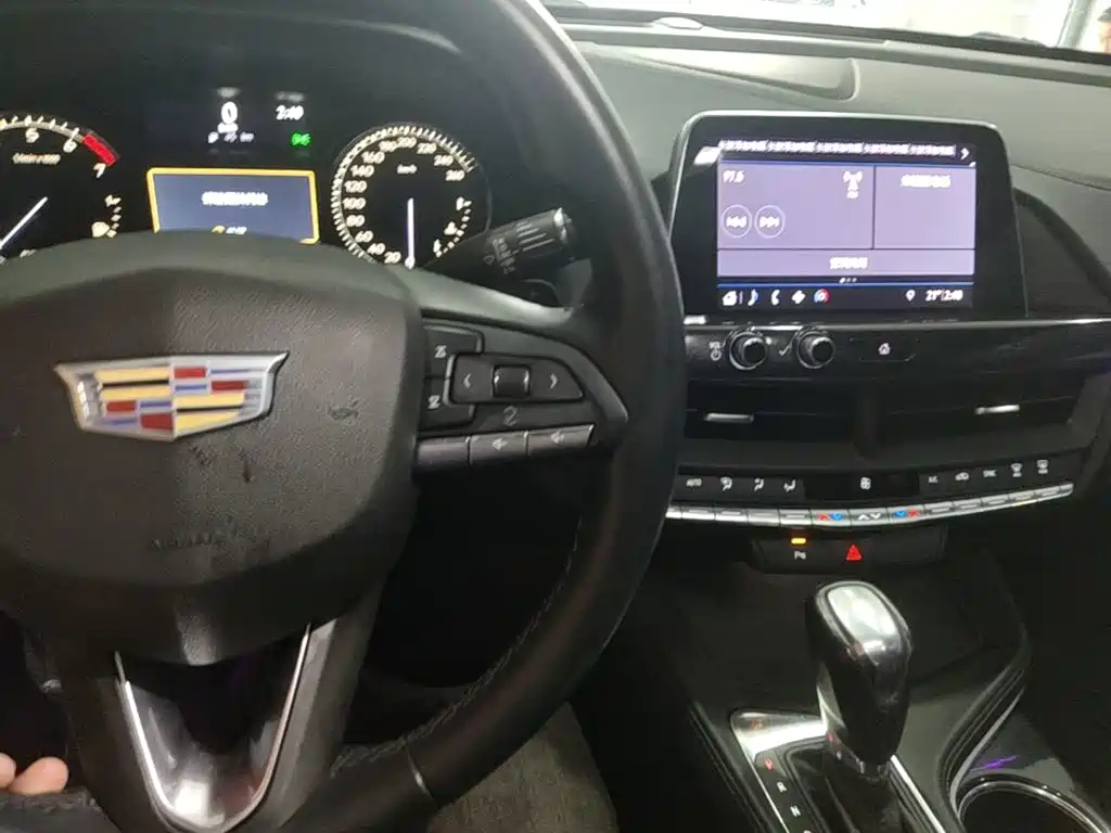 Cadillac CT4 — фото 10