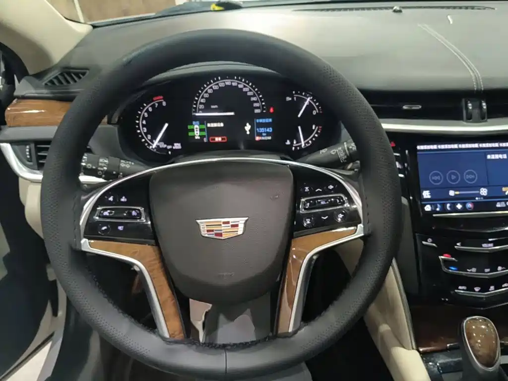 Cadillac XTS — фото 11