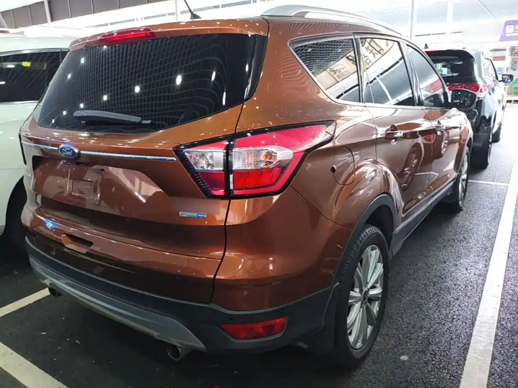Ford Kuga — фото 7