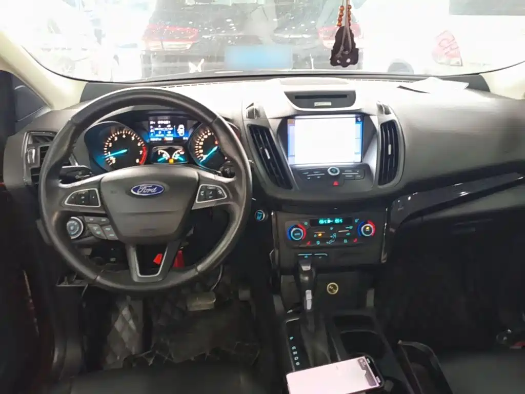 Ford Kuga — фото 10