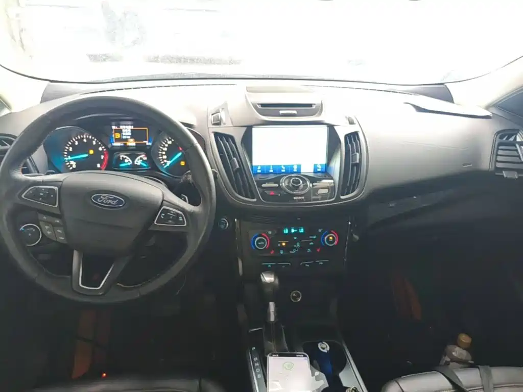 Ford Kuga — фото 10