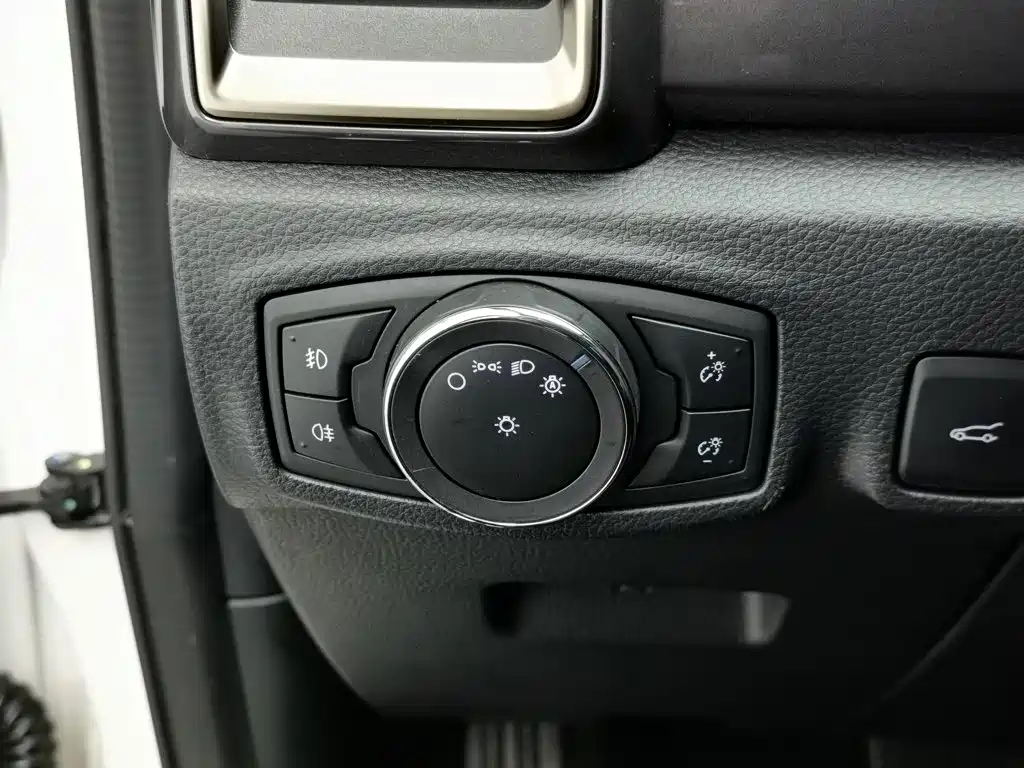 Ford Everest — фото 21