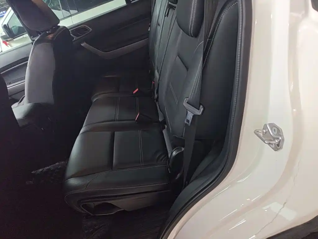 Ford Everest — фото 17
