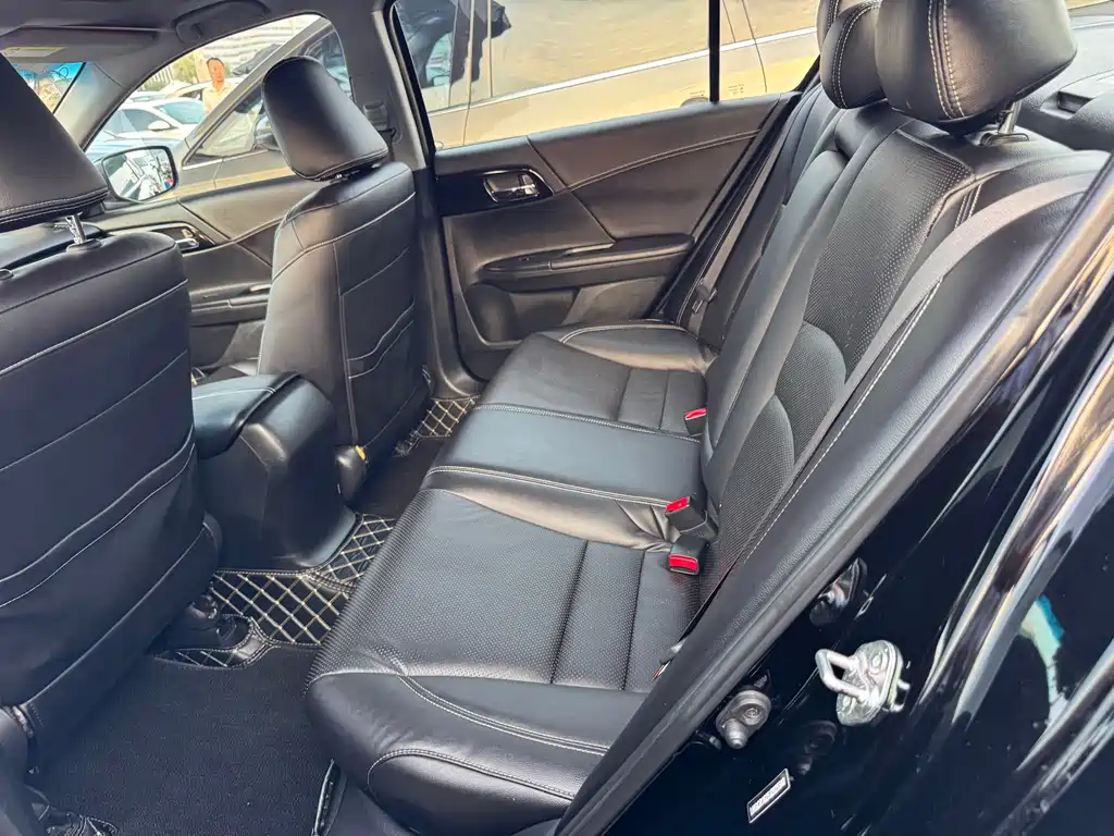 Honda Accord — фото 9