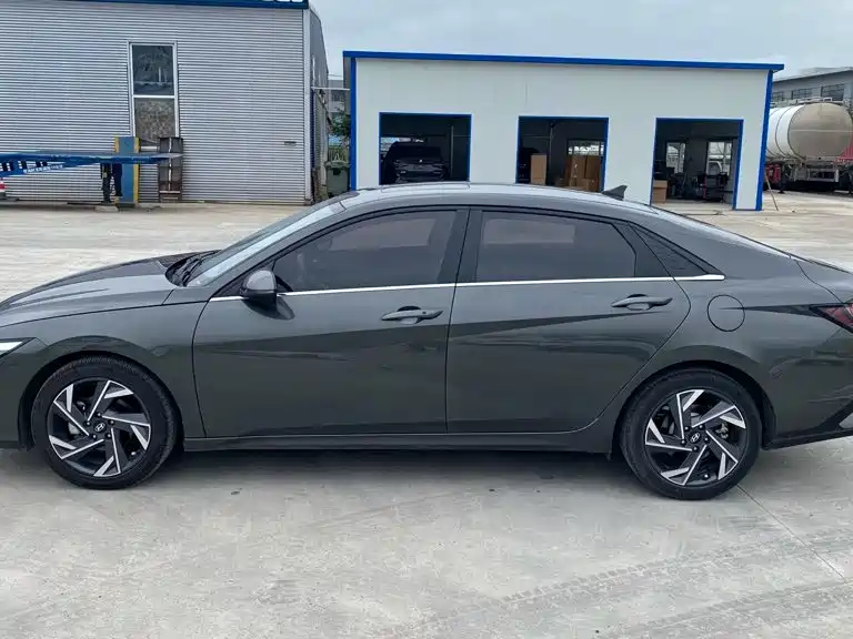 Hyundai Elantra — фото 2