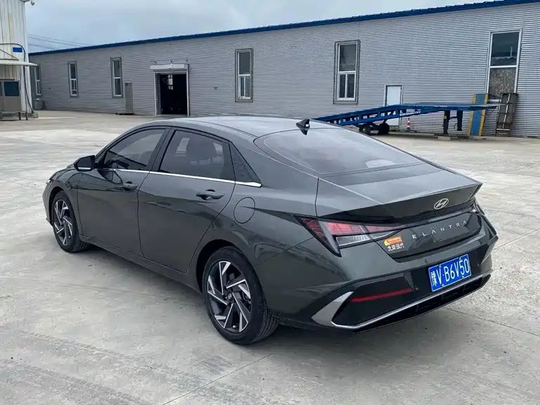 Hyundai Elantra — фото 3