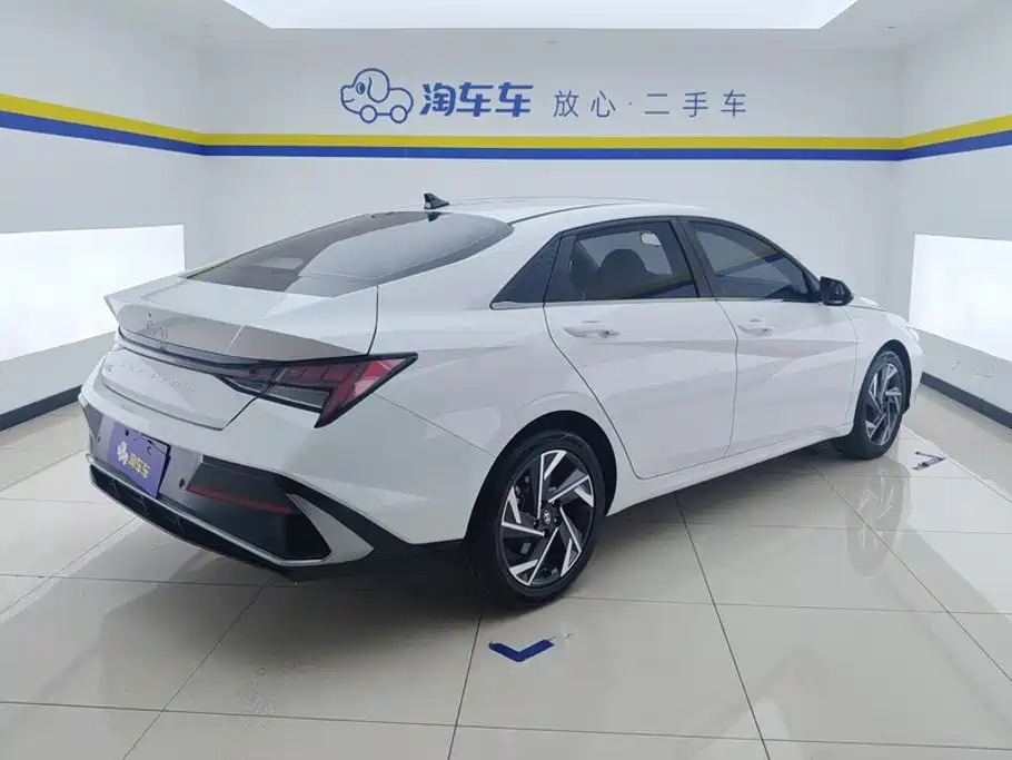 Hyundai Elantra — фото 3