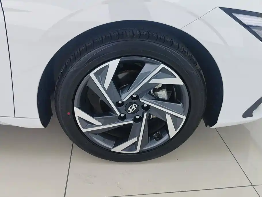Hyundai Elantra — фото 6
