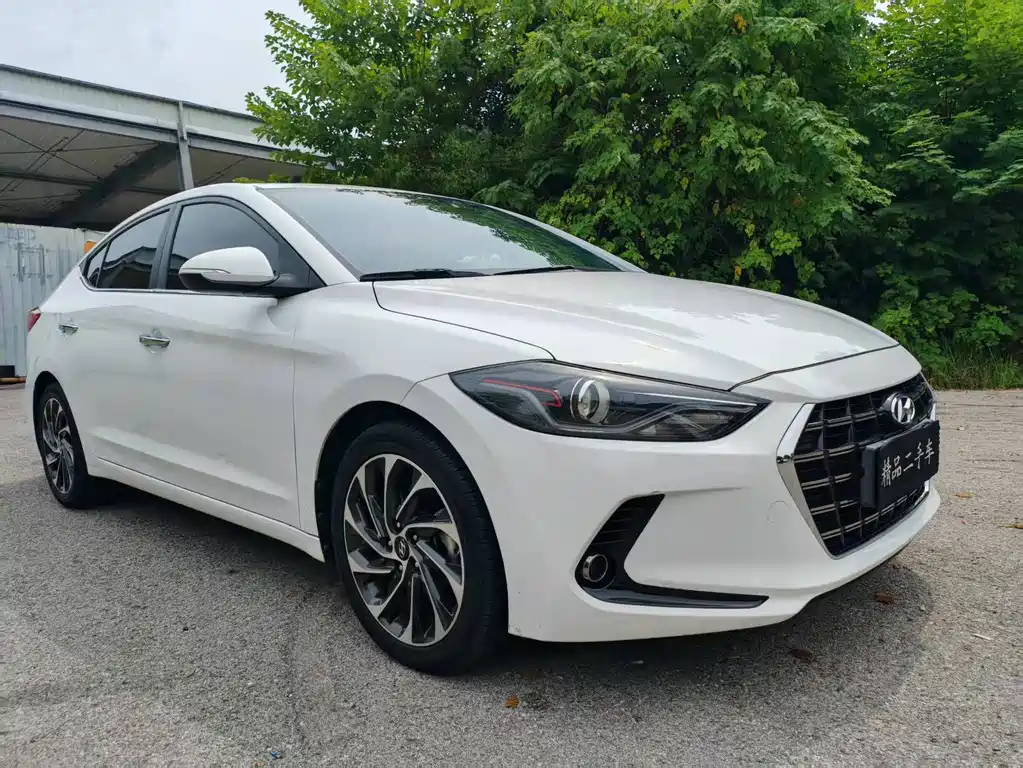 Hyundai Elantra — фото 3