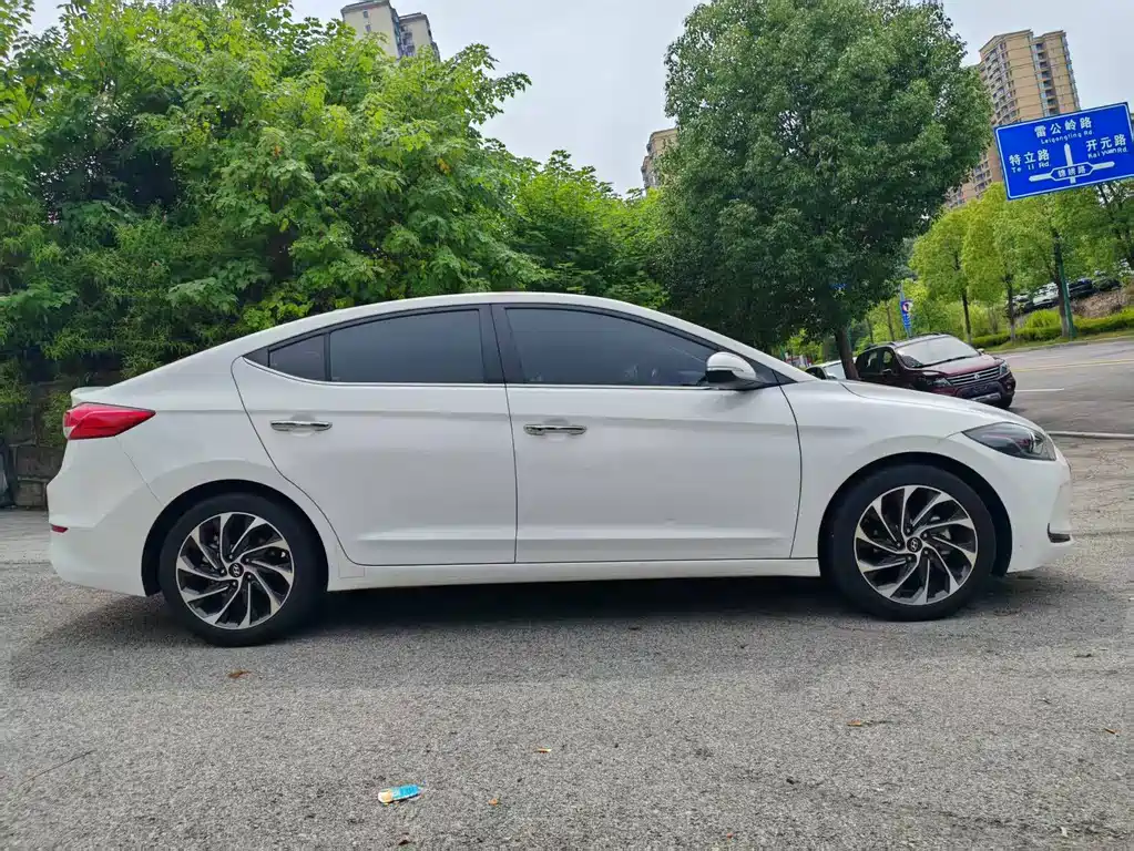 Hyundai Elantra — фото 4