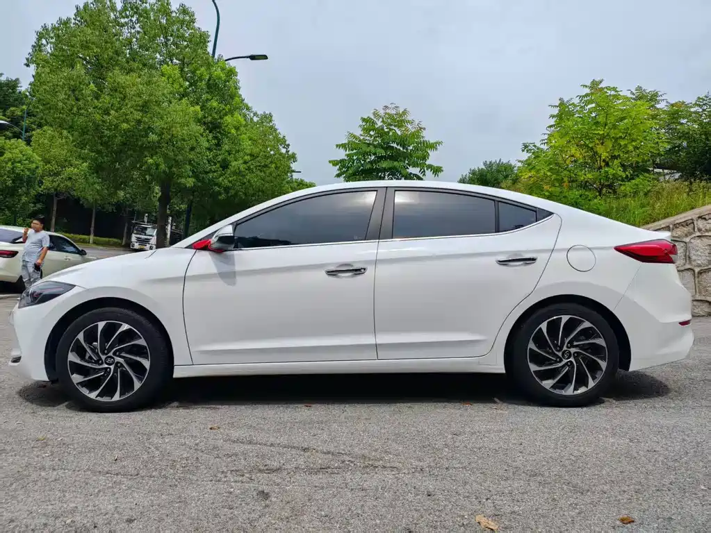 Hyundai Elantra — фото 5