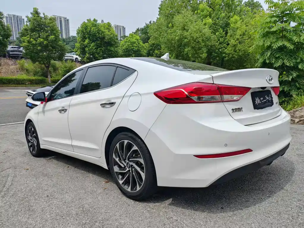 Hyundai Elantra — фото 6