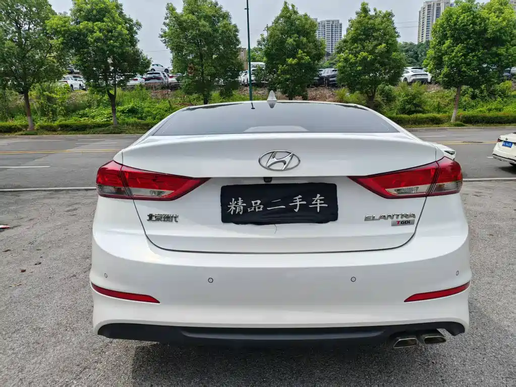 Hyundai Elantra — фото 7