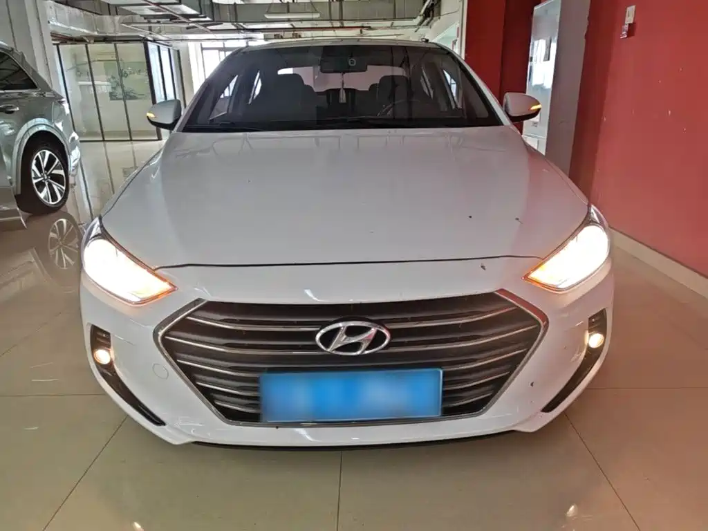 Hyundai Elantra — фото 3