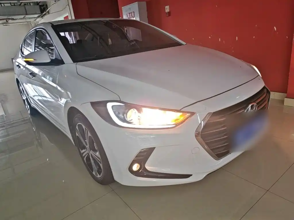 Hyundai Elantra — фото 4