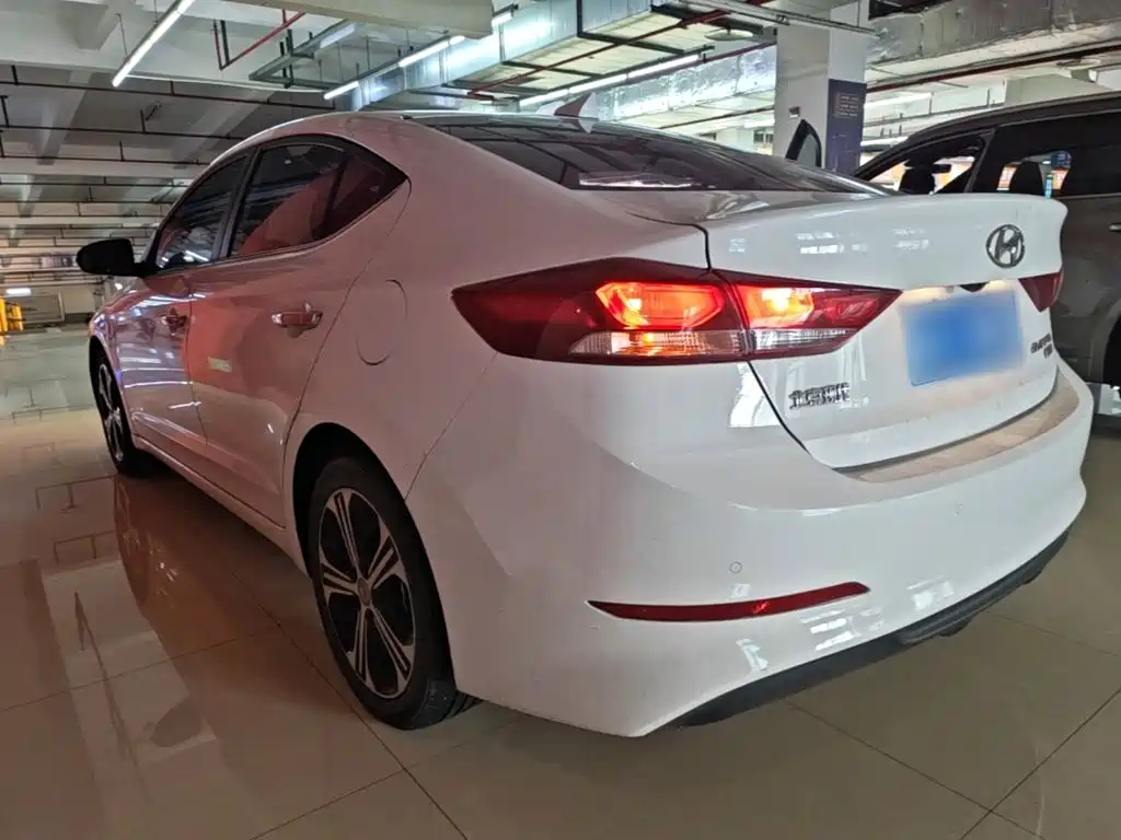 Hyundai Elantra — фото 5