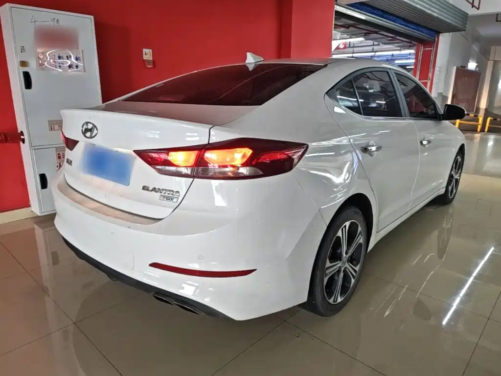 Hyundai Elantra — фото 7