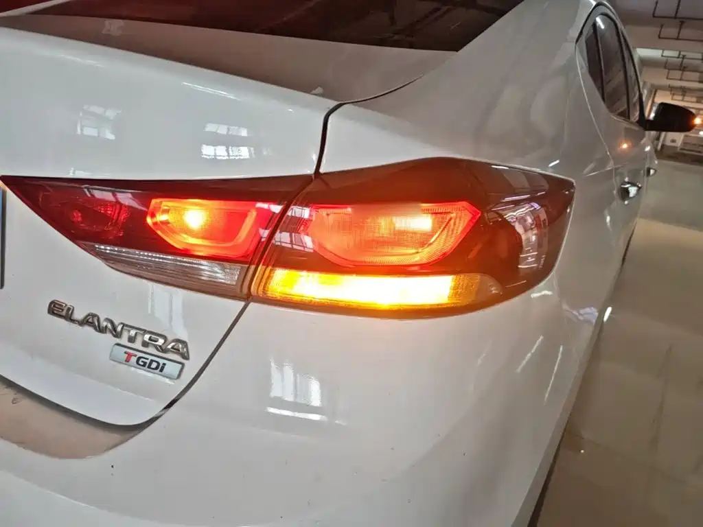 Hyundai Elantra — фото 8