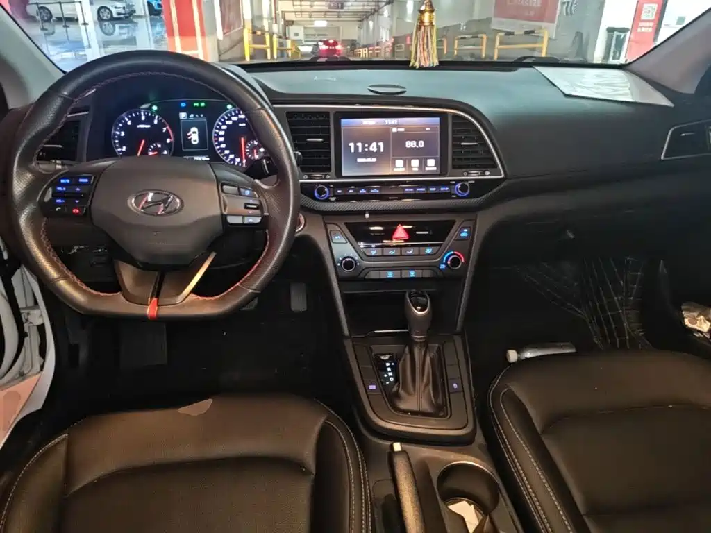 Hyundai Elantra — фото 10