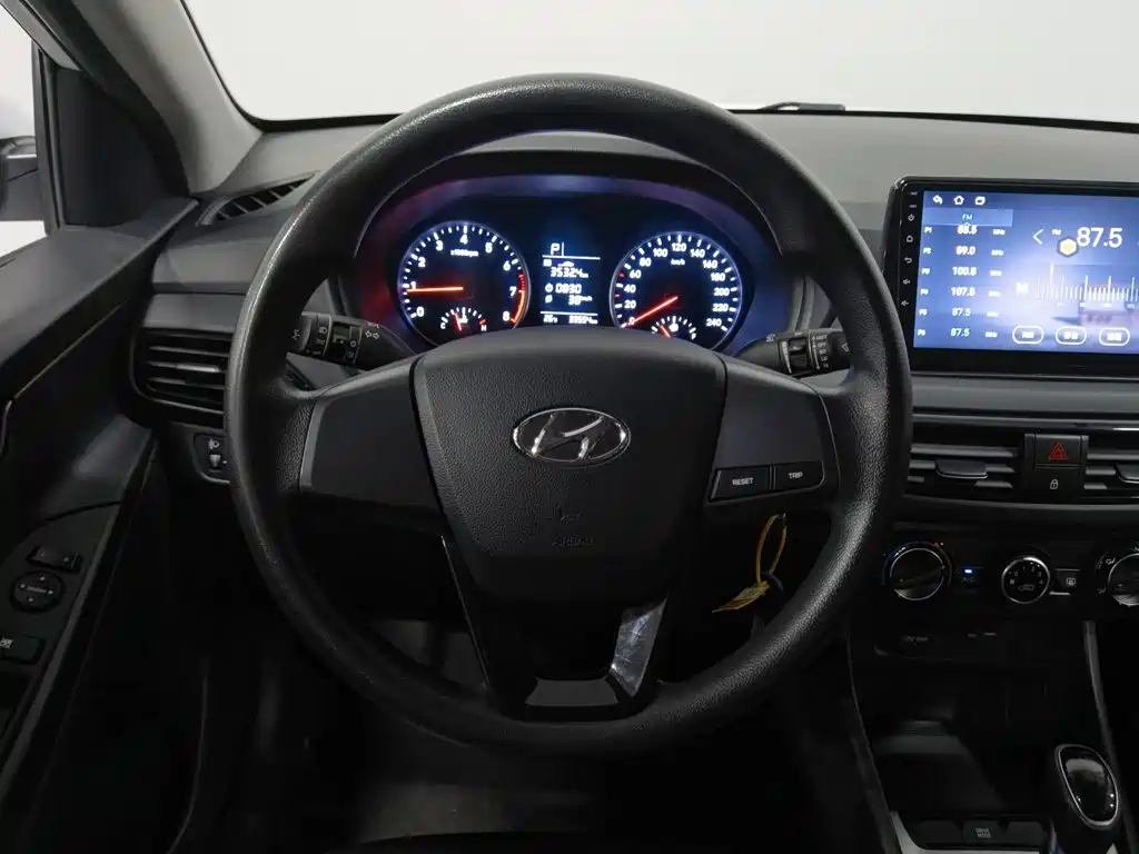Hyundai Elantra — фото 11