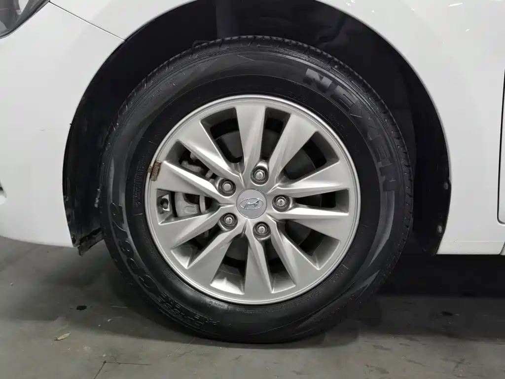 Hyundai Elantra — фото 17