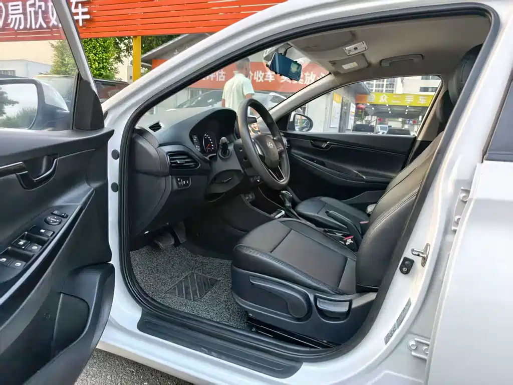 Hyundai Elantra — фото 4