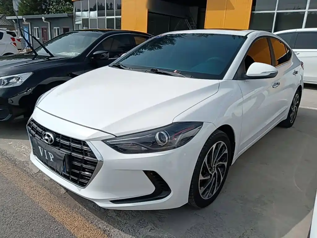 Hyundai Elantra — фото 2
