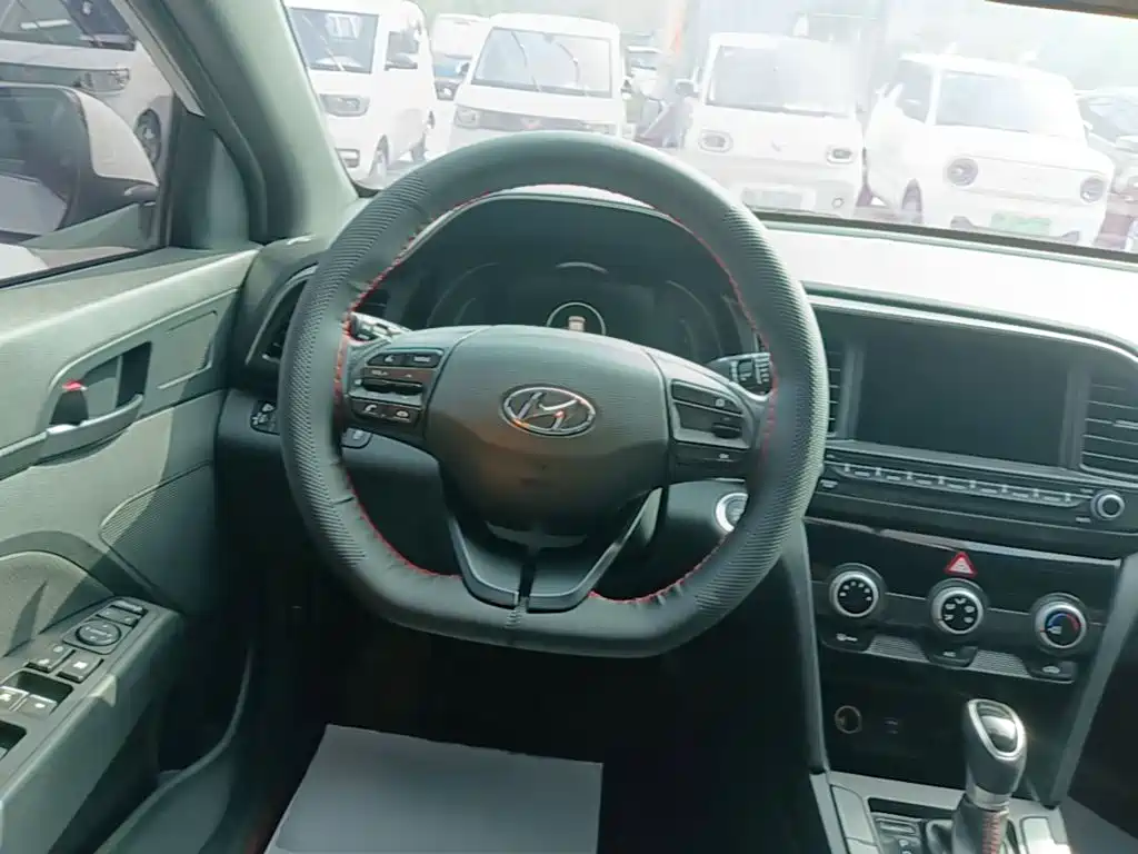 Hyundai Elantra — фото 11