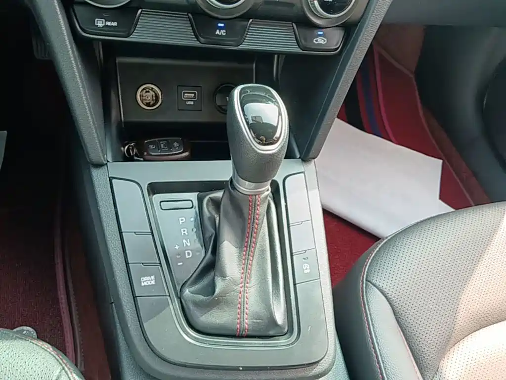 Hyundai Elantra — фото 14