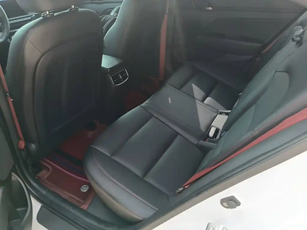 Hyundai Elantra — фото 17