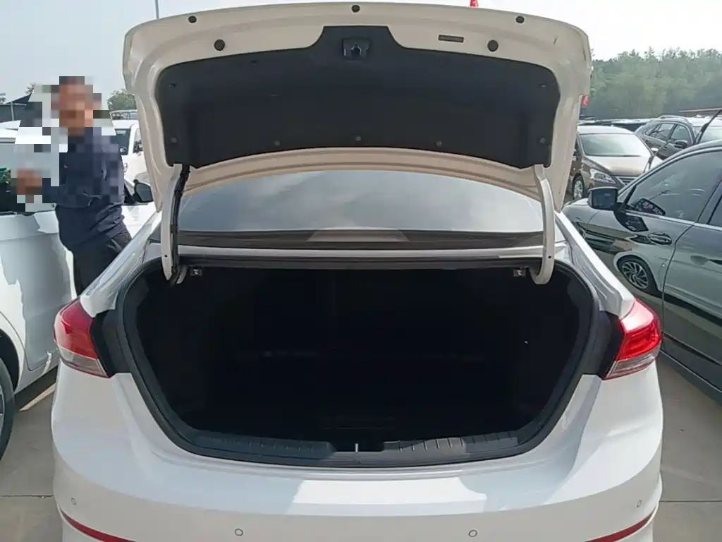 Hyundai Elantra — фото 19