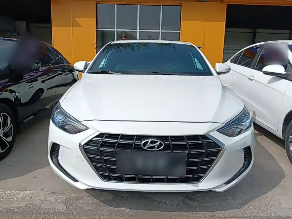 Hyundai Elantra — фото 3