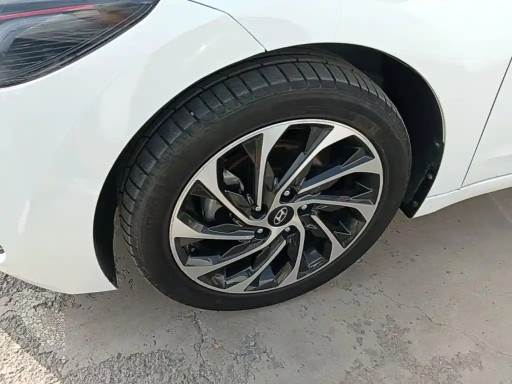 Hyundai Elantra — фото 23