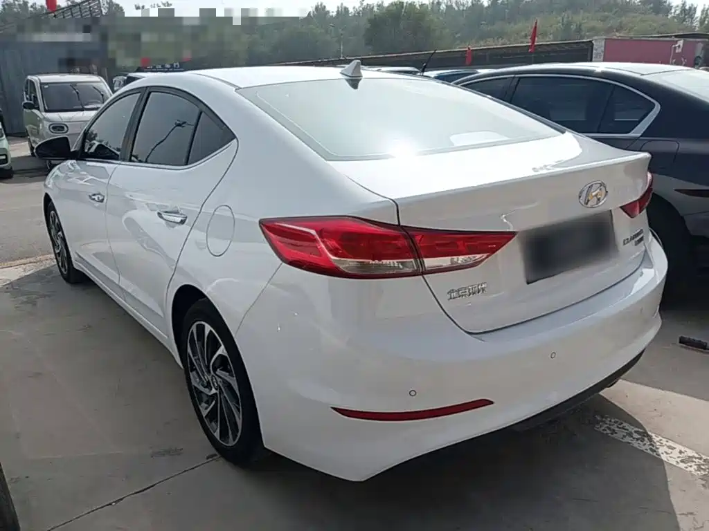 Hyundai Elantra — фото 5