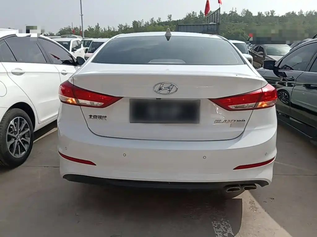 Hyundai Elantra — фото 6