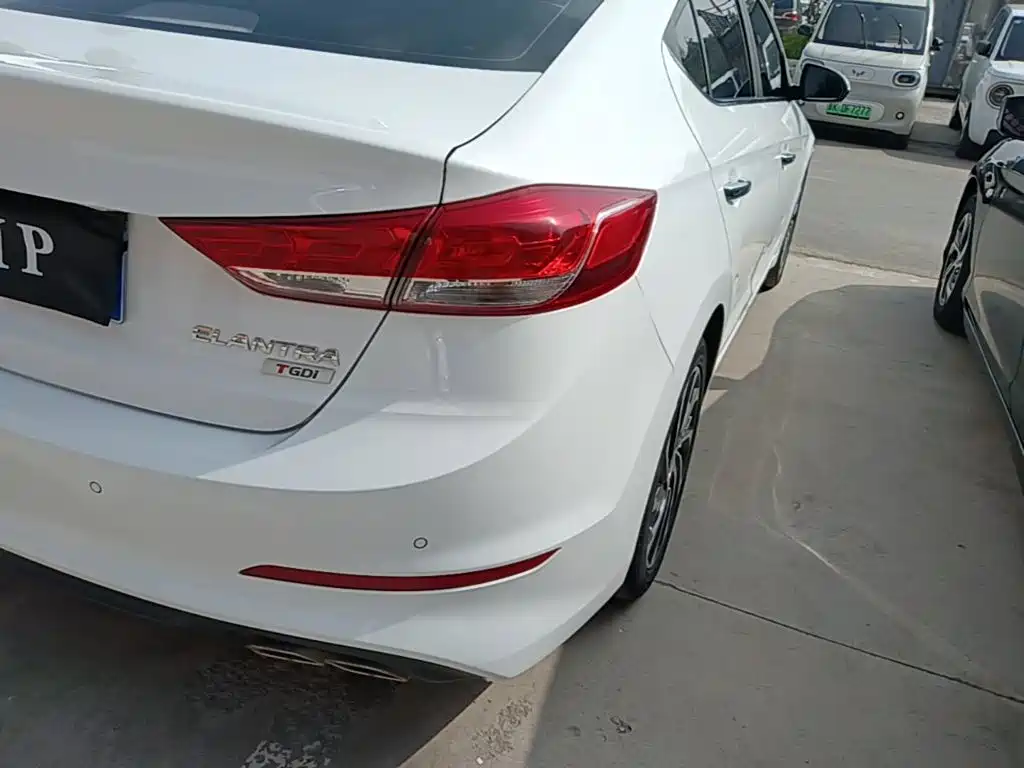 Hyundai Elantra — фото 8